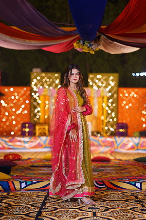 Mahnoor & Farooq Mehndi 00217