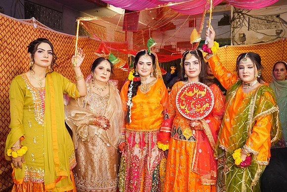 Rafiya & Fahad Mehndi 00244