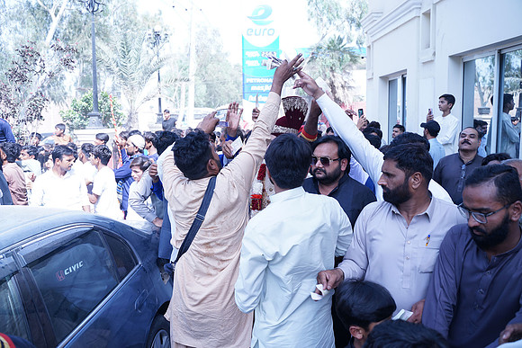 Ajmal & Faiza Barat 00107