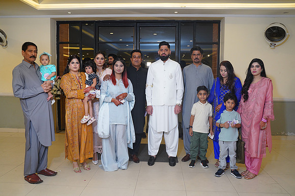 Hassan & Rahila Baat Pakki 00182
