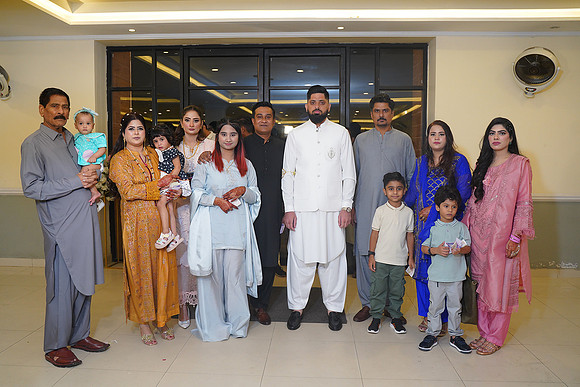 Hassan & Rahila Baat Pakki 00180