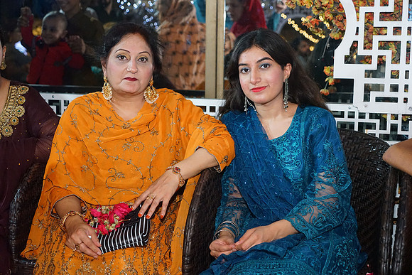 Fatima & Anjum 00175