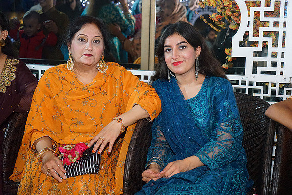 Fatima & Anjum 00174
