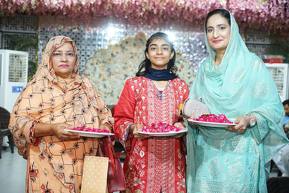 Fatima & Anjum 00129